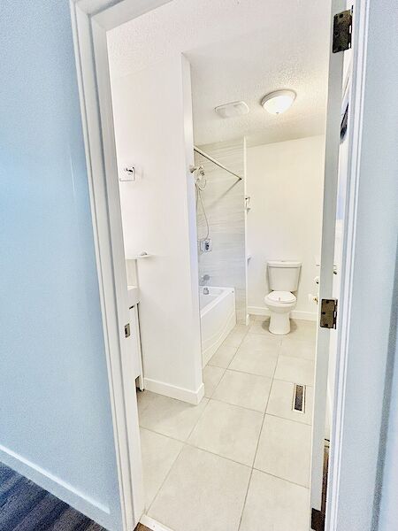 Calgary 3 + Den bedrooms Room For Rent for rent. Property photo: 634279-2
