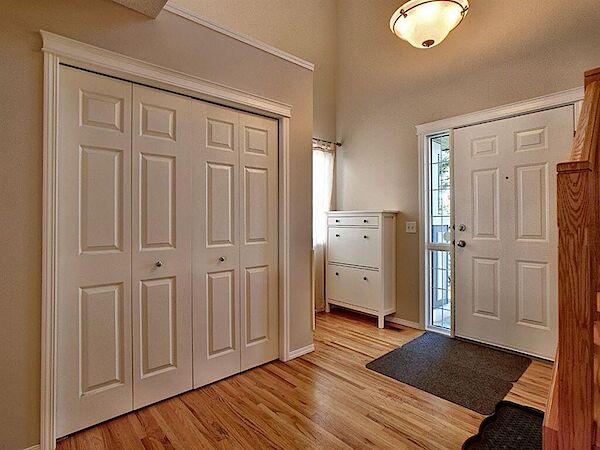 Calgary 3 + Den bedrooms Main Floor for rent. Property photo: 634419-2