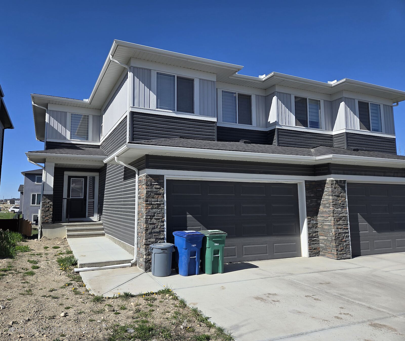 Airdrie 3 + Den bedrooms Duplex for rent. Property photo: 634759-1
