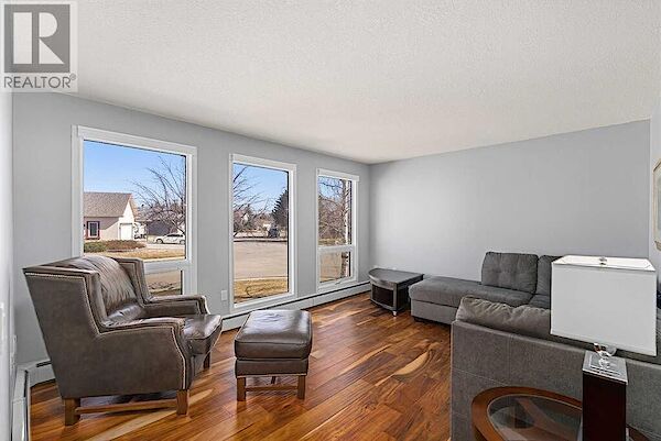 Vulcan 5 bedrooms House for rent. Property photo: 635324-2
