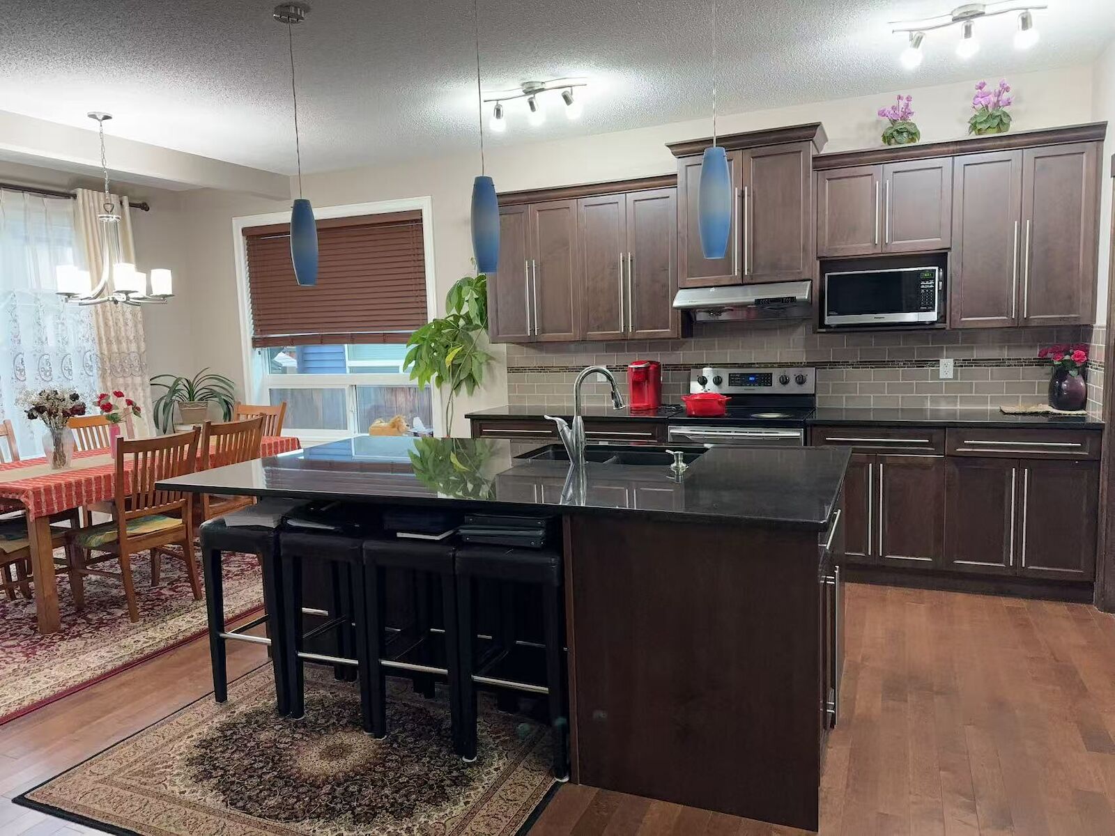 Calgary 4 bedrooms House for rent. Property photo: 635646-1