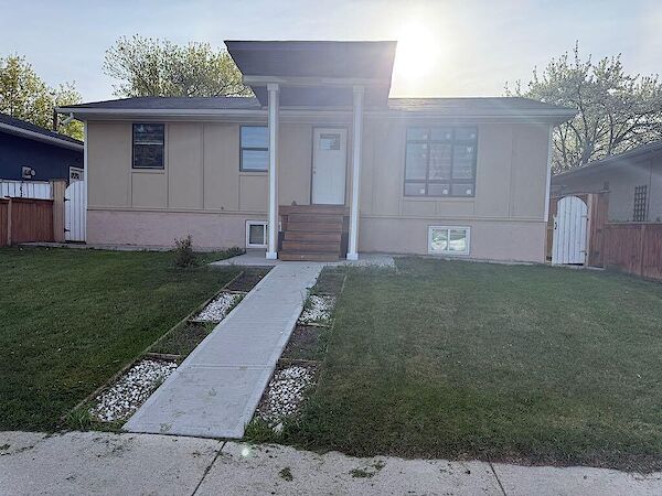 Calgary 3 bedrooms House for rent. Property photo: 635714-2