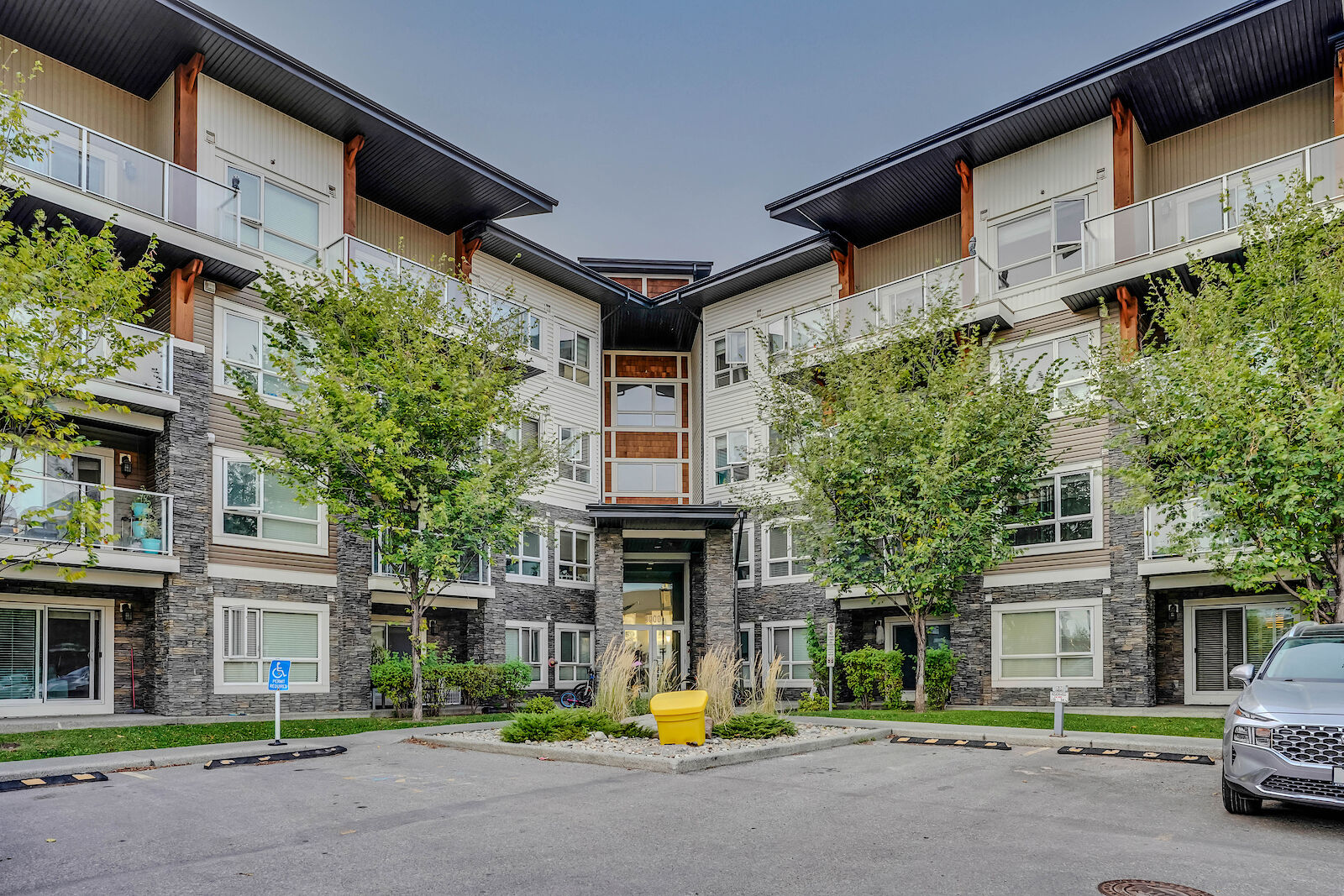 Calgary 2 bedrooms Condo Unit for rent. Property photo: 635752-1