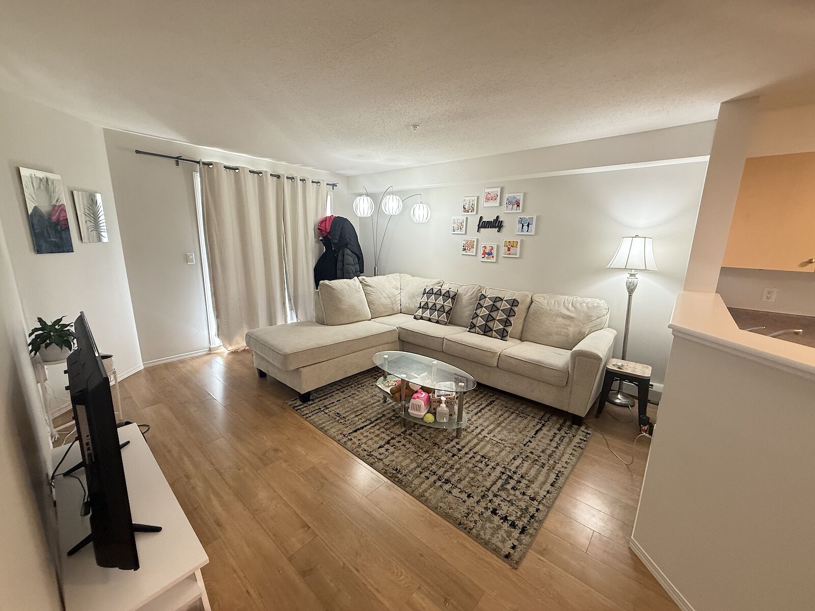 Calgary 2 bedrooms Condo Unit for rent. Property photo: 635866-1