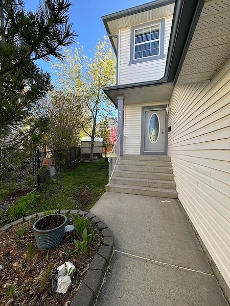 Calgary 4 + Den bedrooms House for rent. Property photo: 635921-3