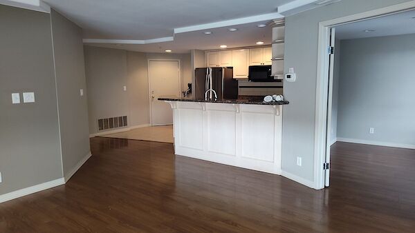 Calgary 2 + Den bedrooms Condo Unit for rent. Property photo: 635970-3