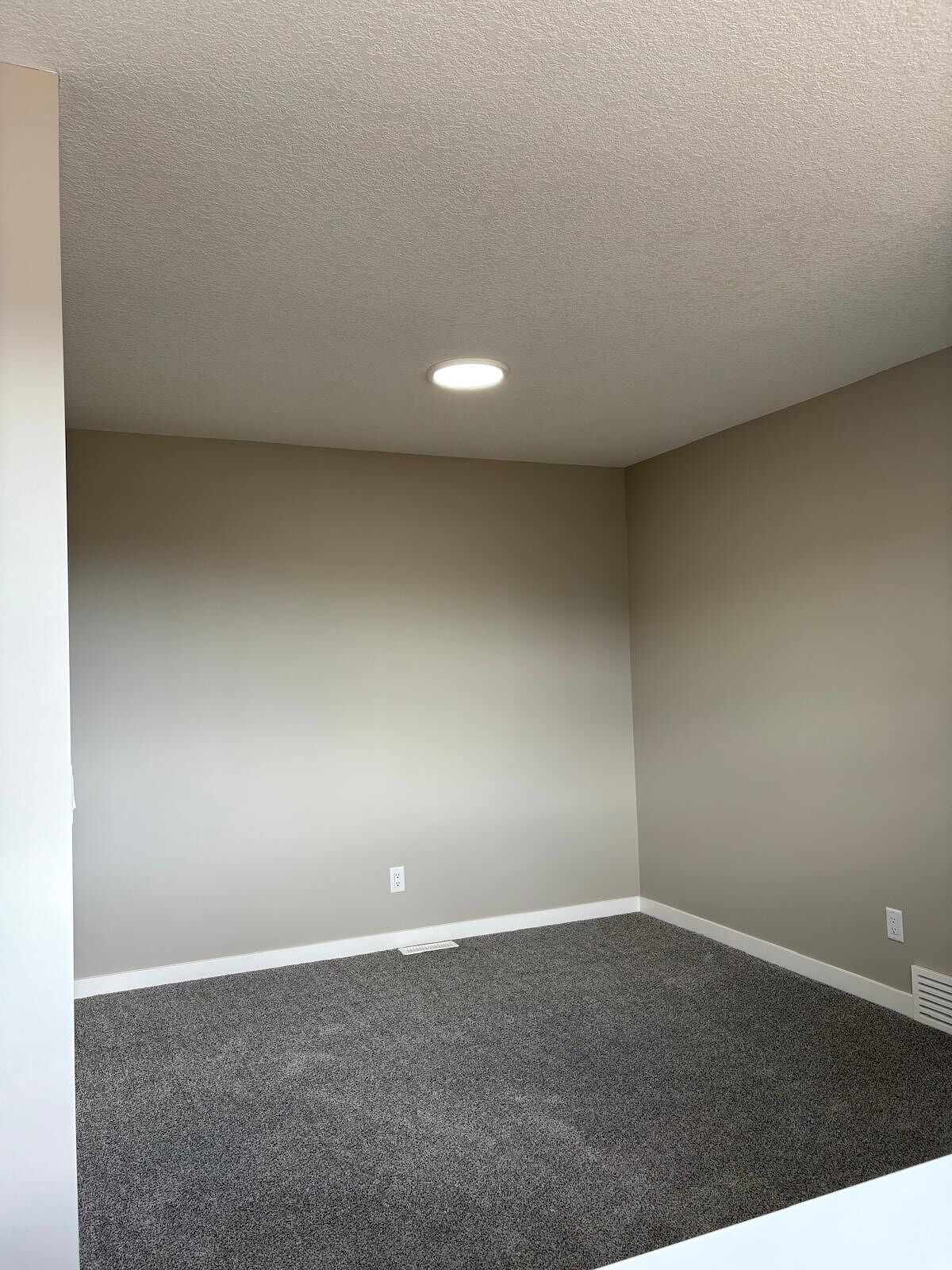 Calgary 3 bedrooms Duplex for rent. Property photo: 636556-1