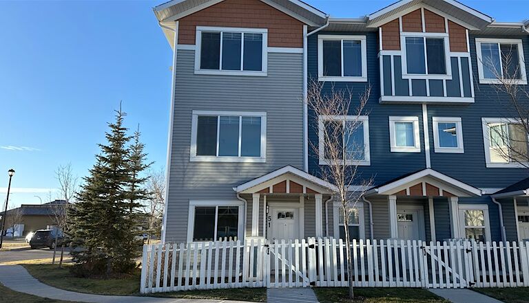 High River 3 + Den bedrooms Townhouse for rent. Property photo: 636958-1
