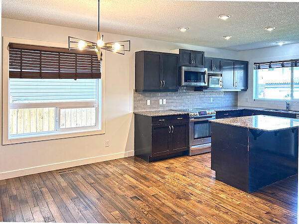 Airdrie 4 bedrooms Duplex for rent. Property photo: 636959-3