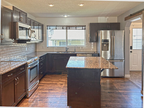Airdrie 4 bedrooms Duplex for rent. Property photo: 636959-2