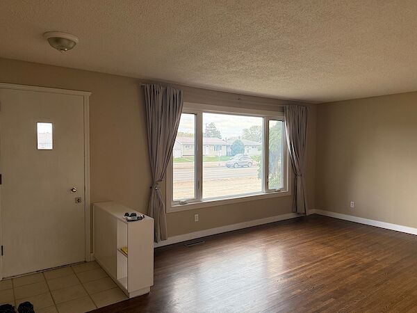 Edmonton 3 bedrooms Main Floor for rent. Property photo: 637083-2