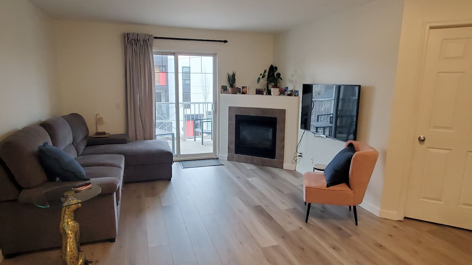 Calgary 2 bedrooms Room For Rent for rent. Property photo: 637466-1