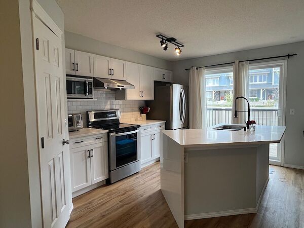 10 Calgary 3 + Den bedrooms Townhouse for rent. Property photo: 637492-3