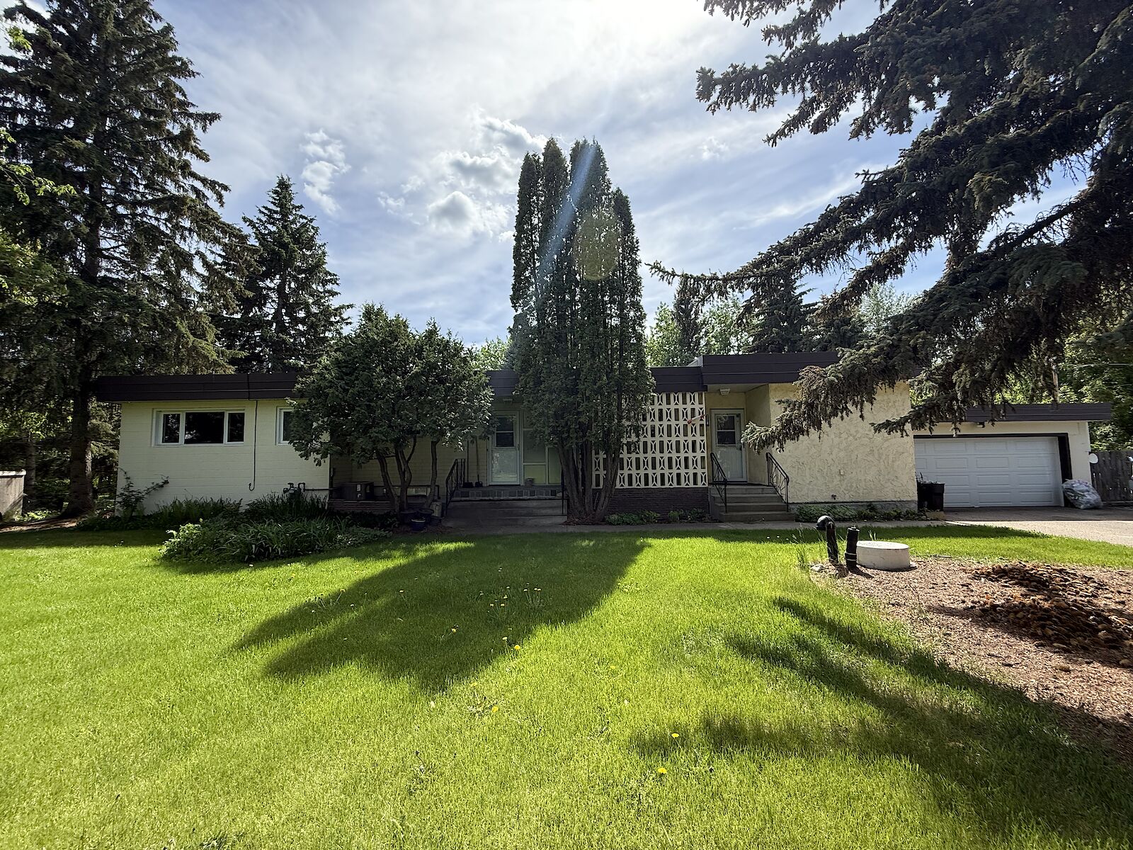 Edmonton 4 bedrooms Acreage for rent. Property photo: 637644-1