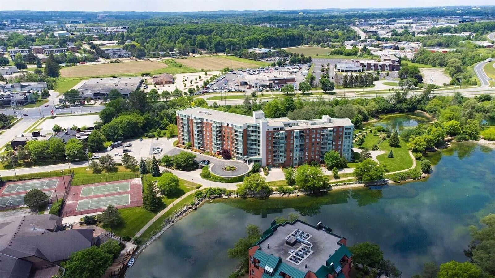 Waterloo 2 + Den bedrooms Condo Unit for rent. Property photo: 637765-1