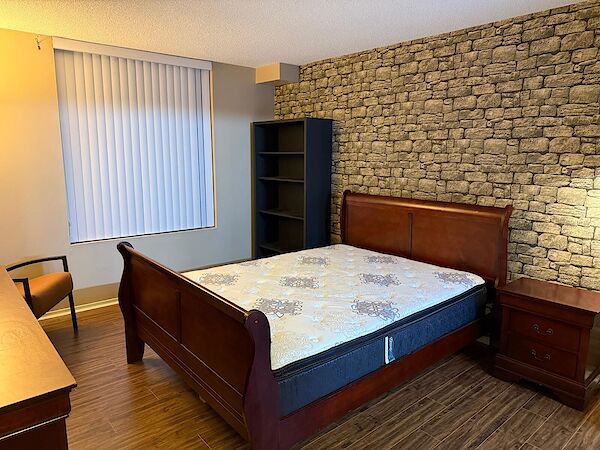 Waterloo 2 + Den bedrooms Condo Unit for rent. Property photo: 637765-2