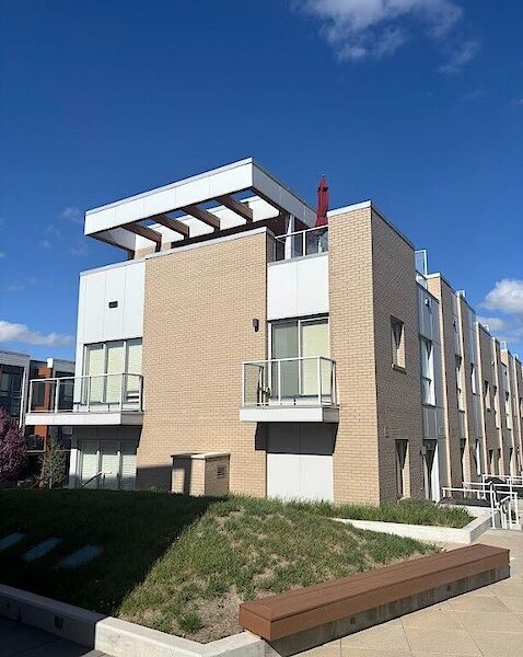 Corner+Townhouse+-+Exterior Calgary 2 + Den bedrooms Townhouse for rent. Property photo: 637783-2
