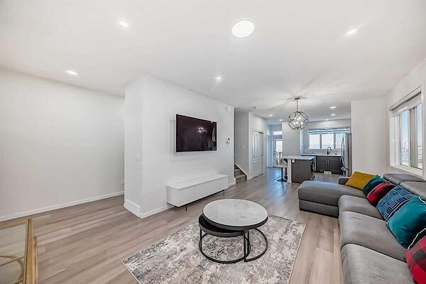Calgary 4 bedrooms Main Floor for rent. Property photo: 637900-3