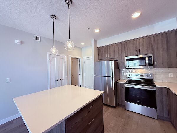Calgary 2 + Den bedrooms Condo Unit for rent. Property photo: 638268-2