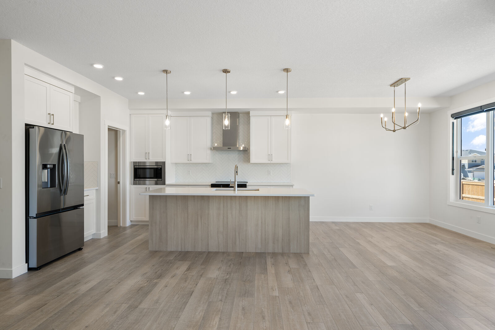 Cochrane 3 + Den bedrooms Main Floor for rent. Property photo: 638457-1