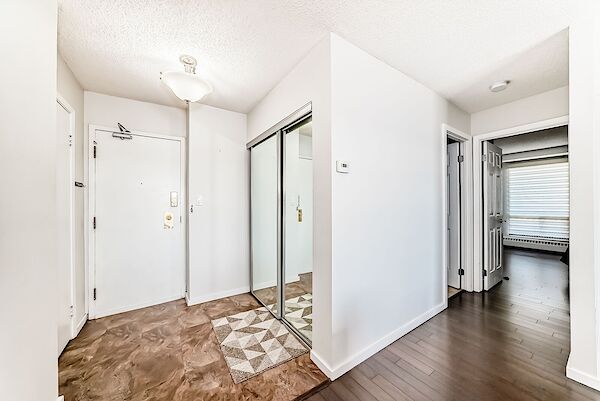 Calgary 1 bedroom Condo Unit for rent. Property photo: 638886-3