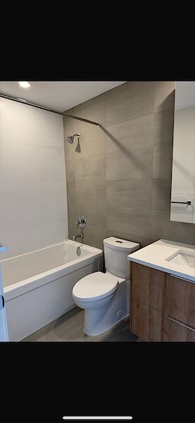 Surrey 2 bedrooms Condo Unit for rent. Property photo: 639179-3
