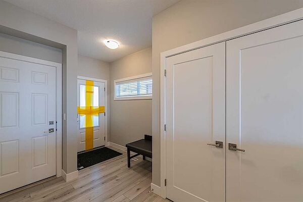 Calgary 4 + Den bedrooms Main Floor for rent. Property photo: 639465-2