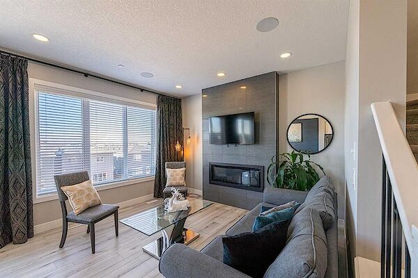 Calgary 4 + Den bedrooms Main Floor for rent. Property photo: 639465-3