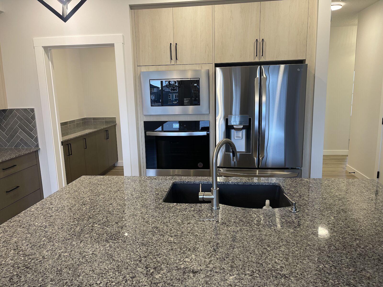 Calgary 7 bedrooms House for rent. Property photo: 639641-1
