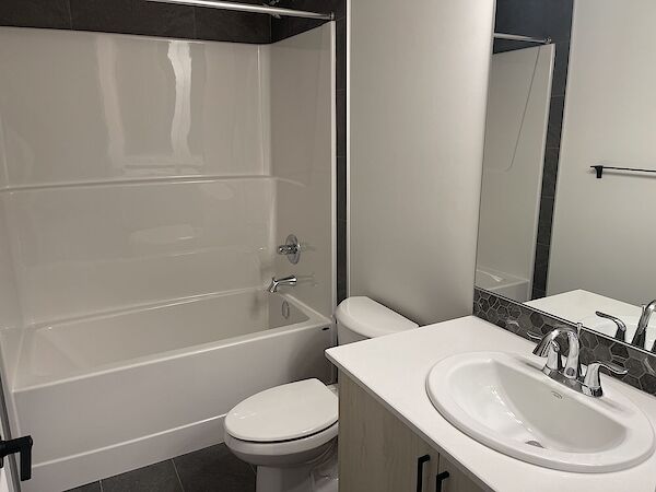 Calgary 7 bedrooms House for rent. Property photo: 639641-2