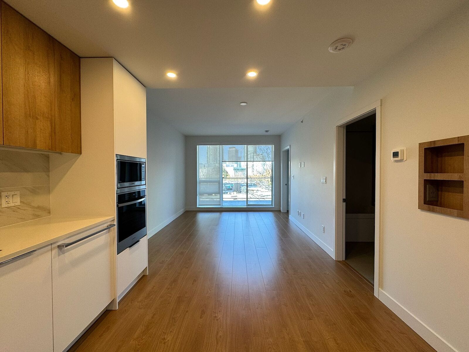 Surrey 1 bedroom Condo Unit for rent. Property photo: 639685-1