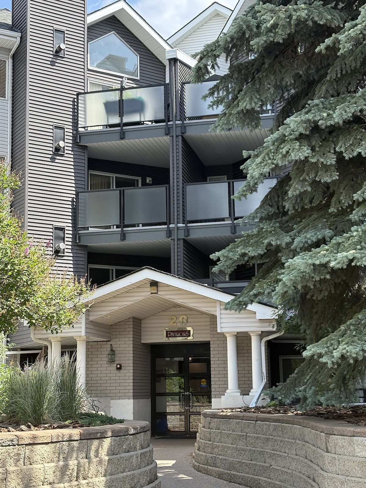 Calgary 2 bedrooms Condo Unit for rent. Property photo: 639875-1