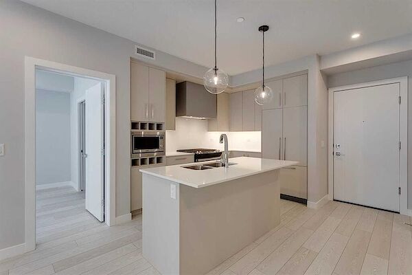 Calgary 2 + Den bedrooms Condo Unit for rent. Property photo: 639937-2