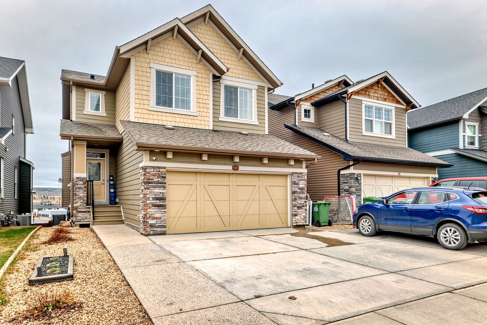 Cochrane 4 bedrooms Main Floor for rent. Property photo: 640197-1