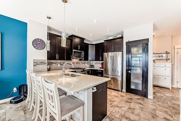 Cochrane 4 bedrooms Main Floor for rent. Property photo: 640197-2