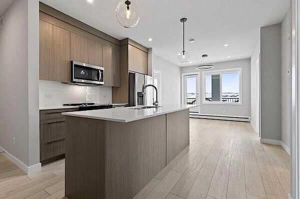 Chestermere 3 bedrooms Condo Unit for rent. Property photo: 640281-3