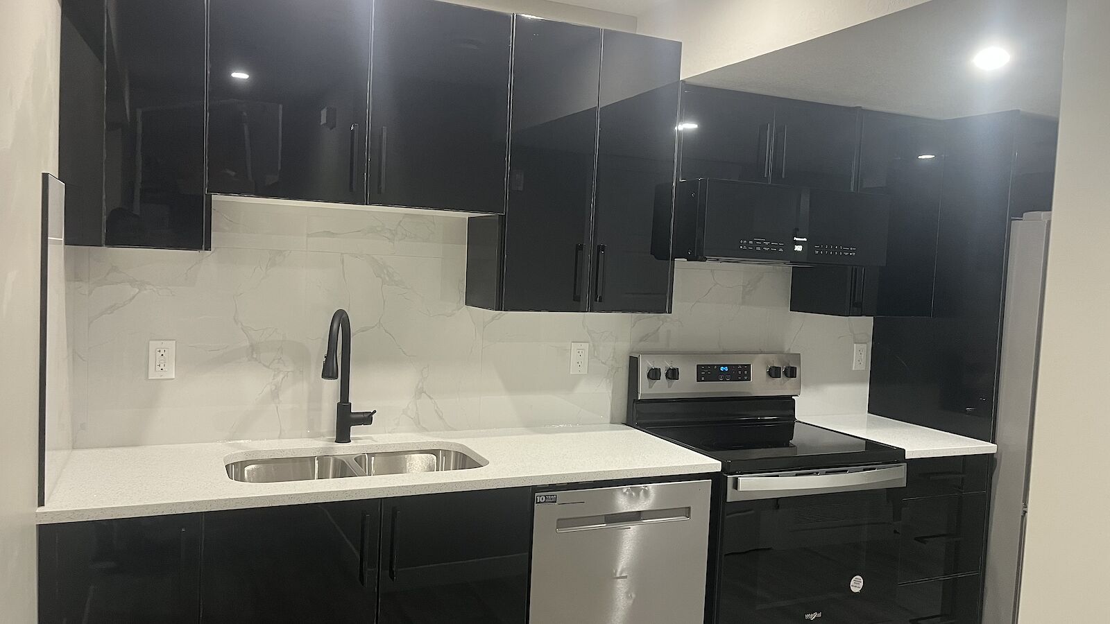 Chestermere 2 bedrooms Basement for rent. Property photo: 640289-1