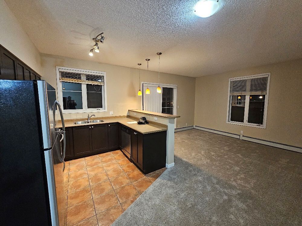 Calgary 2 + Den bedrooms Condo Unit for rent. Property photo: 640416-1