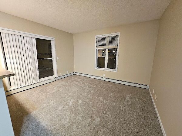 Calgary 2 + Den bedrooms Condo Unit for rent. Property photo: 640416-2