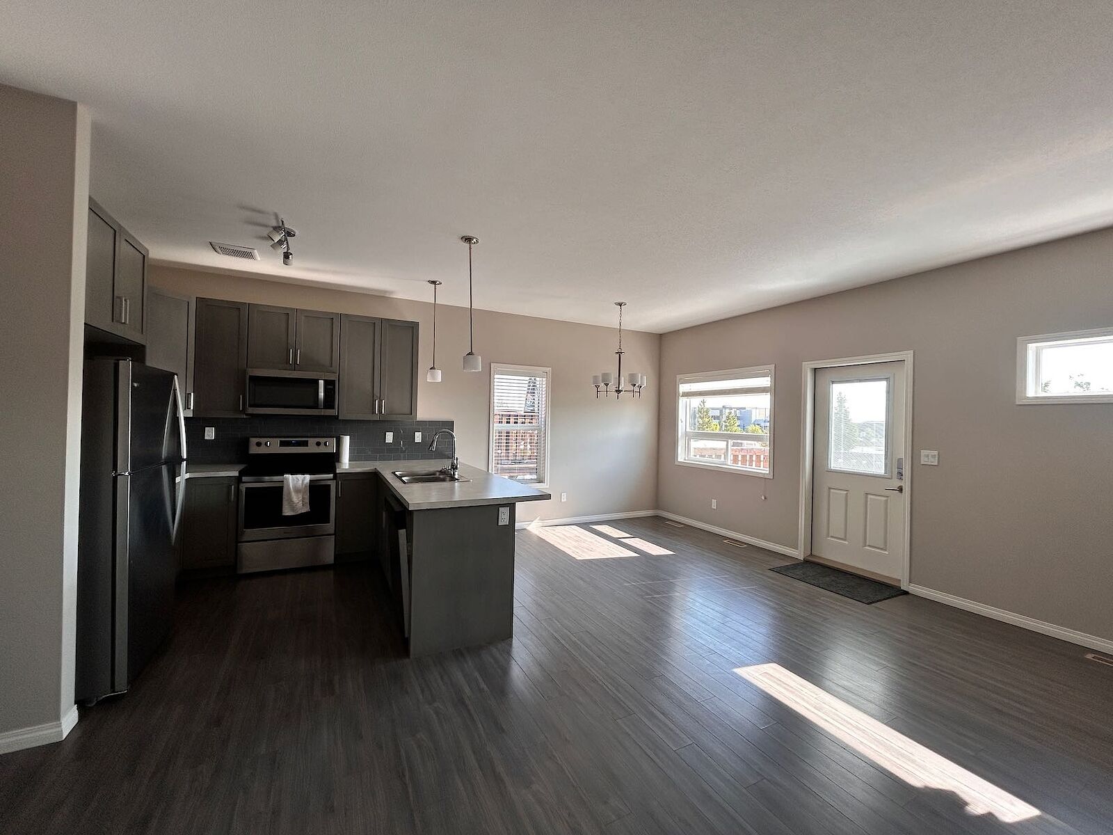 Penhold 3 bedrooms House for rent. Property photo: 640436-1