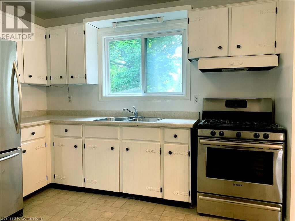Kitchen+with+appliances+with+stainless+steel+finishes+under+cabinet+range+hood+a+sink+and+light+countertops Mississauga 4 bedrooms House for rent. Property photo: 640454-1
