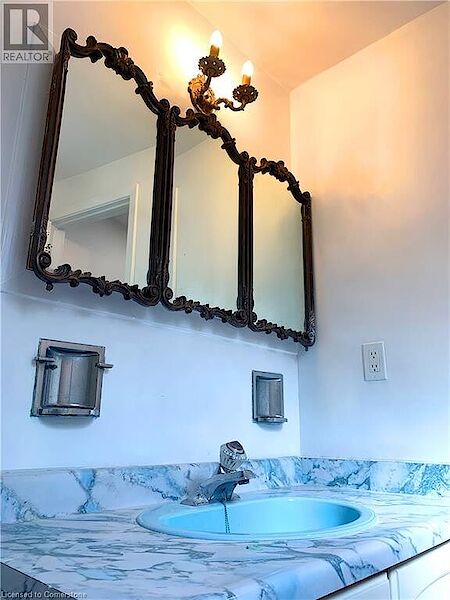 Bathroom+featuring+vanity Mississauga 4 bedrooms House for rent. Property photo: 640454-2