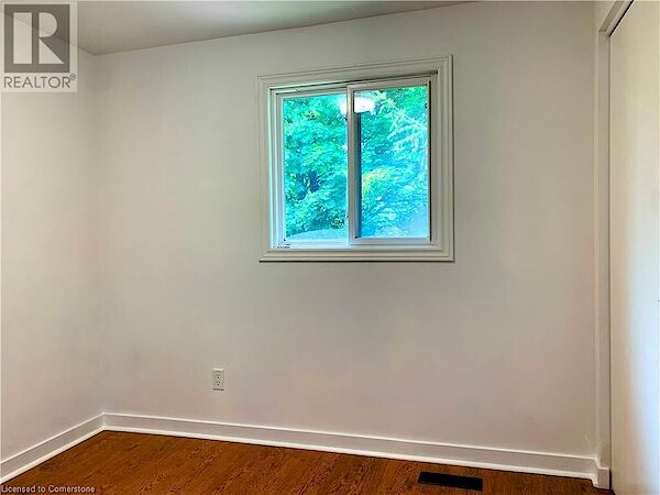 Spare+room+featuring+baseboards+and+dark+wood-type+flooring Mississauga 4 bedrooms House for rent. Property photo: 640454-3