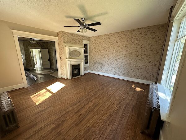 Calgary 4 + Den bedrooms Main Floor for rent. Property photo: 640504-2