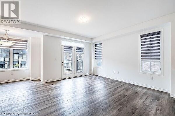 Unfurnished+room+with+dark+wood-style+floors+and+baseboards Brampton 3 bedrooms Townhouse for rent. Property photo: 640684-3