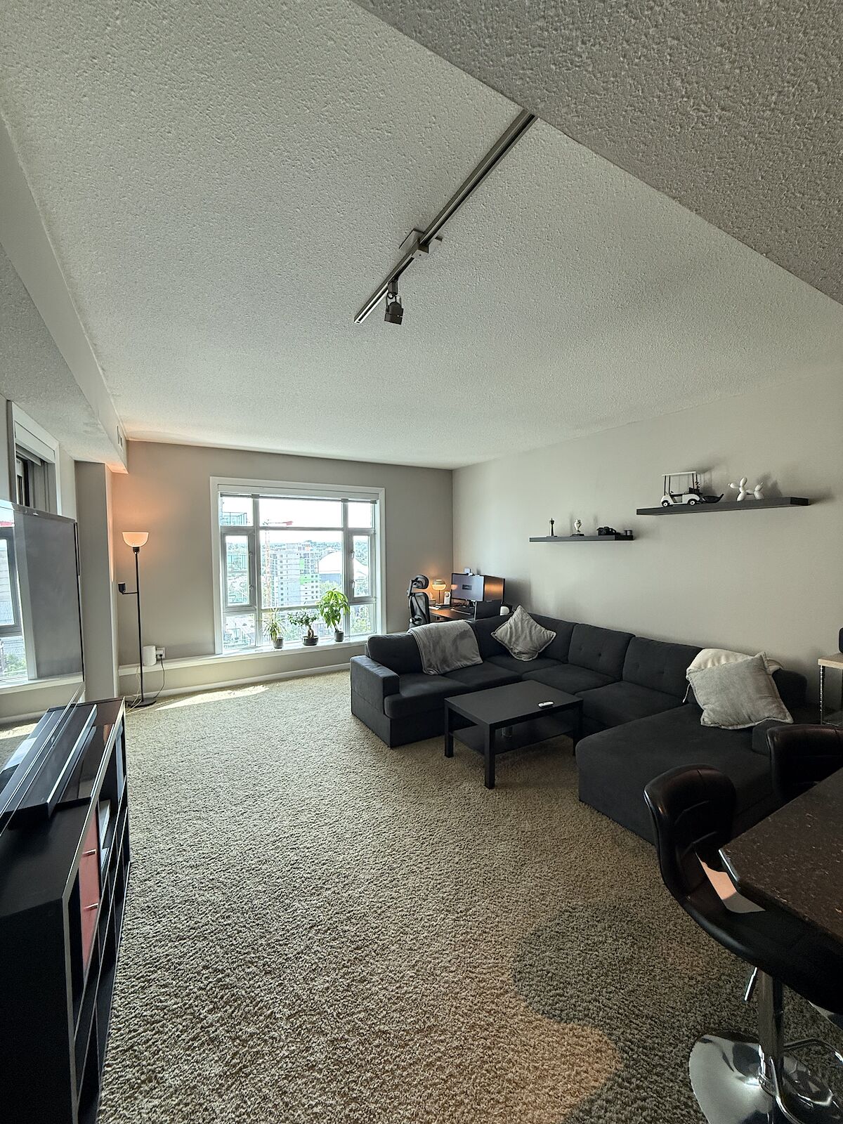Calgary 1 bedroom Condo Unit for rent. Property photo: 640738-1