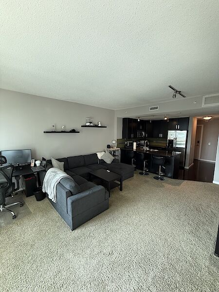 Calgary 1 bedroom Condo Unit for rent. Property photo: 640738-2