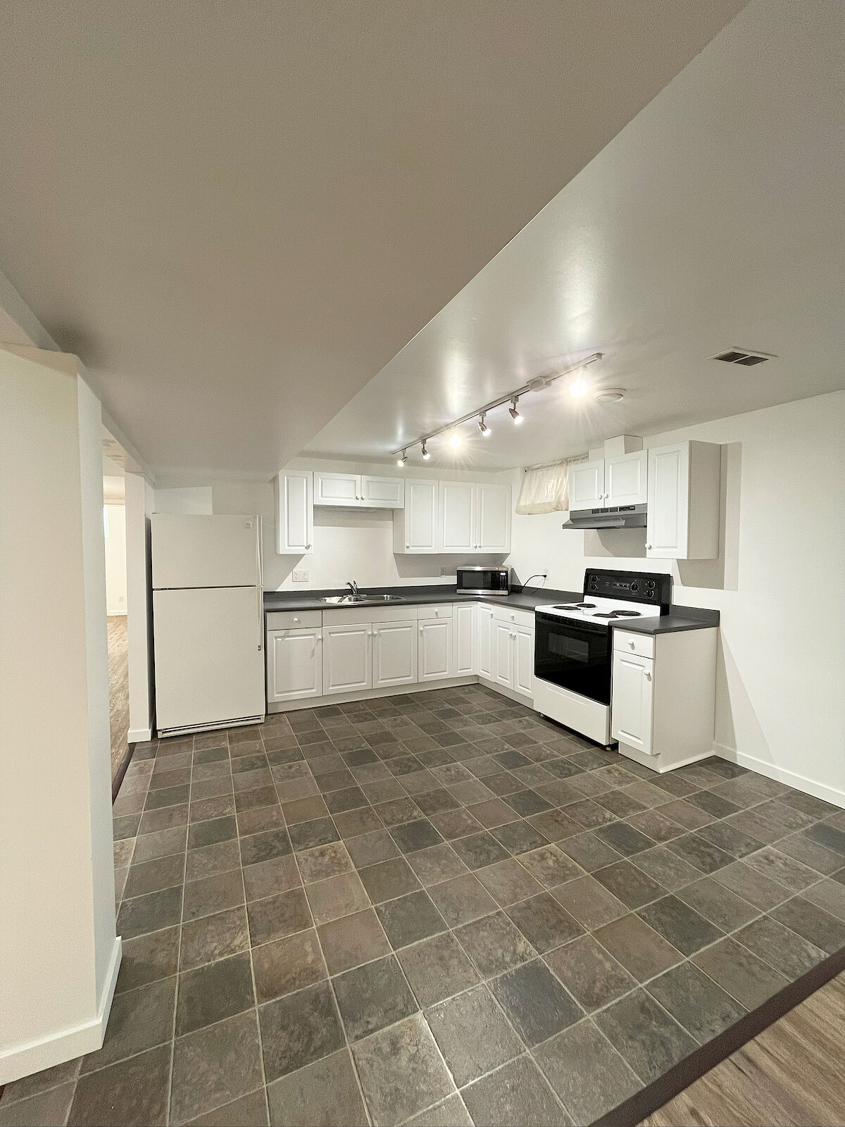 Edmonton 2 bedrooms Basement for rent. Property photo: 640787-1