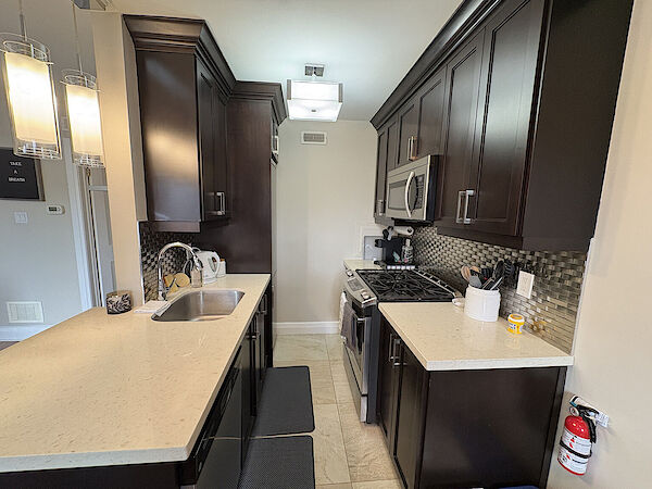 Hamilton 1 bedroom Condo Unit for rent. Property photo: 640793-2