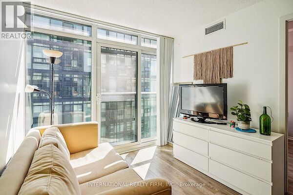 Toronto 2 bedrooms Apartment for rent. Property photo: 640806-3
